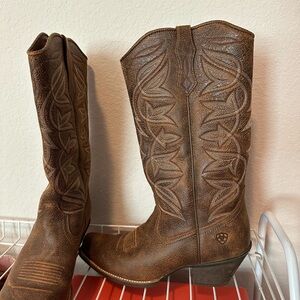 Ariat Women’s Brown embroidered boot tapered toe